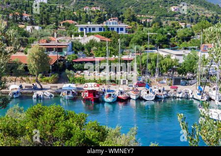 Vue sur le pittoresque petit port de Steni Vala, village de l'île Alonnisos, Grèce Banque D'Images