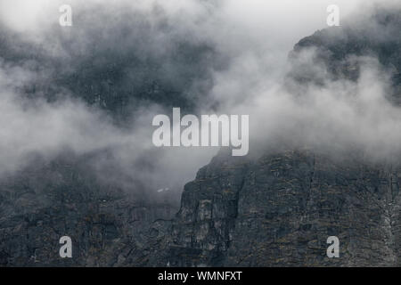 Belle vue sur les montagnes Khibiny dans le brouillard en été Banque D'Images