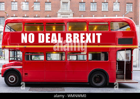 Vieux bus londonien traditionnel avec 'no deal brexit' sur le côté du bus rouge Banque D'Images