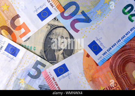 Close up des billets d'euros au-dessus d'un dollar américain. Banque D'Images