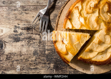 Coupe maison tarte aux pommes sur la table en bois. Copy space Banque D'Images