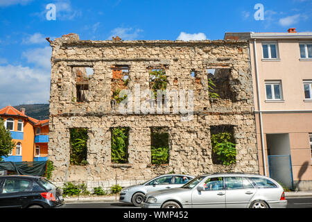 Un bâtiment est abandonné après avoir été détruite dans la guerre des Balkans dans la ville de Mostar, Bosnie-Herzégovine Banque D'Images