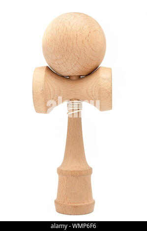 Kendama isolé sur fond blanc. Kendama est un ancien jouet en bois traditionnel japonais Banque D'Images