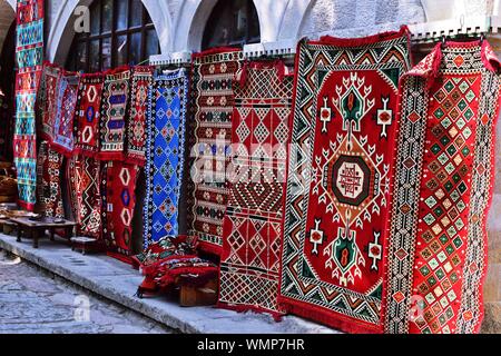 Tapis faits main dans le vieux bazar de Saranda, Albanie Banque D'Images