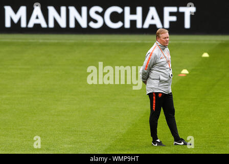 Hambourg, Allemagne. 05 Sep, 2019. Soccer : l'équipe nationale, la formation finale Pays-bas avant le championnat d'Allemagne - Pays-Bas qualificatif dans le Volksparkstadion. L'entraîneur Ronald Koeman est sur la cour. Crédit : Christian Charisius/dpa/Alamy Live News Banque D'Images