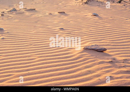Des vagues de sable et de roches dans le désert de Wadi Rum. Banque D'Images