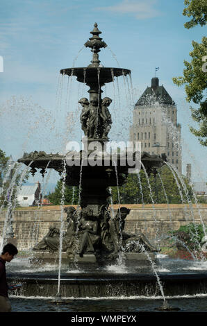 Les 7m de hauteur Fontaine de Tourny, la Fontaine de Tourny, en face de l'édifice du parlement de Québec, reconstruit au Québec, CA, le 3 juillet 2007 Banque D'Images