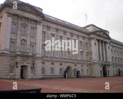 Façade du bâtiment de la Cour au Palais de Buckingham à Londres. 26 décembre 2011. Londres, Angleterre, Europe. La Photographie de rue tourisme voyage Banque D'Images