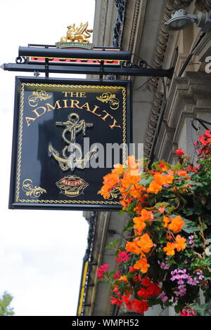 Enseigne de pub au-dessus de l'entrée à l'Amirauté pub à Trafalgar Square, Londres, UK Banque D'Images