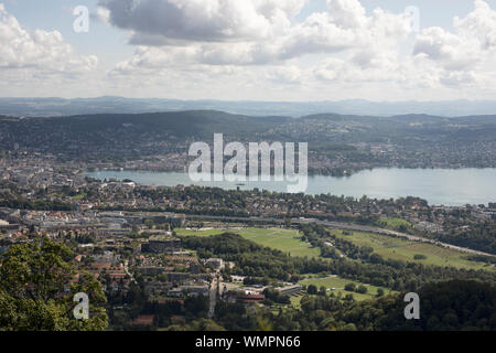Vue sur le lac de Zurich et la ville depuis le sommet de la montagne à Uetliberg près de Zurich, en Suisse. Banque D'Images