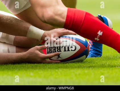 La balle est renvoyée dans un ruck durant la 183 International Rugby Union match entre l'Angleterre et du Pays de Galles au stade de Twickenham à Londres le 1tth Au Banque D'Images