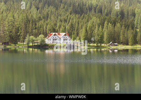 Lago di Anterselva dans les Dolomites, en Italie. Banque D'Images