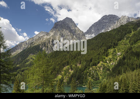 Les montagnes escarpées de la Dolomite autour de Lago di Anterselva, en Italie. Banque D'Images