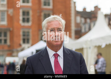 College Green, Westminster, London, UK. 12Th Mar, 2019. Sir Michael Fallon, député conservateur, sur College Green, Westminster. Credit : Penelope Barritt/Alamy Live News Banque D'Images