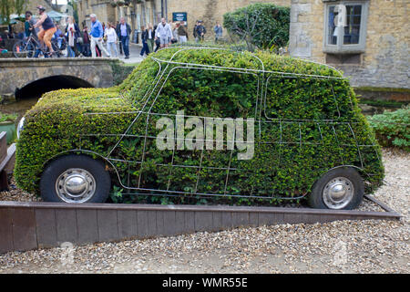 Voiture en forme de mini topiary bush dans Bourton-On-l-eau Banque D'Images