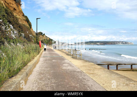 Sandown, Isle of Wight, UK. 13 août 2019. Les vacanciers de la mer marche promeade entre Shanklin and Sandown sur l'île de Wight. Banque D'Images