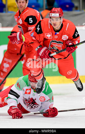 Les joueurs de hockey de gauche PHILIP BO SAMUELSSON de Hradec Kralove, Josh Lot de Cardiff et JORDANN PERRET de Hradec Kralove en action lors de la Ligue des Champions groupe H match : Hradec Kralove vs Cardiff Devils à Hradec Kralove, République tchèque, le 5 septembre 2019. (CTK Photo/David Tanecek) Banque D'Images