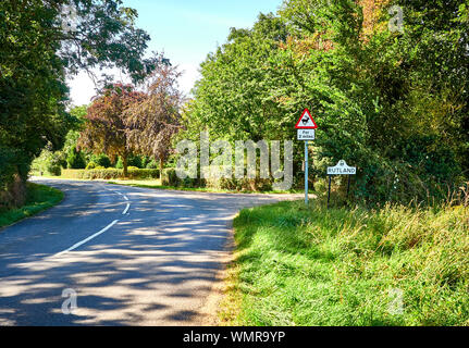 Le comté de signer et d'avertissement de cerfs sauvages panneau sur la route d'entrer dans le Lincolnshire Rutland entre Castle Bytham et Clipsham sur Clipsham road Banque D'Images