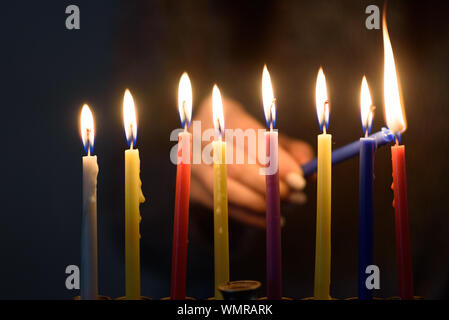 Hanouka Fête juive célébrée huit jours pour marquer les 8 jours huile burned. Les gens célèbrent Hanoukka en allumant des bougies sur une menorah, appelé aussi Hanukiyah. Chaque nuit, une bougie est plus allumé. Banque D'Images