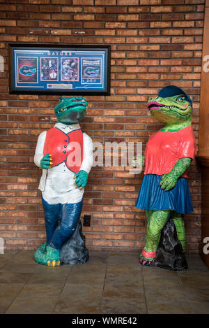 Les mascottes de l'Université de Floride, Albert et de l'Alberta Gator, des statues dans l'entrée de Perkins Restaurant à Gainesville, en Floride. Banque D'Images