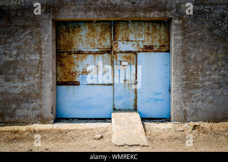 23 août 2019, l'Asinara, Sardaigne, Italie : entrée de porte à l'abri dans l'ancienne prison d'Asinara. Dans les années 70 était une prison à sécurité maximale, les années passées a été attribué principalement à la détention de membres de la mafia et les terroristes, et a abrité les goûts de tels que la mafia boss Toto Riina. Détenus et gardiens ont été les seuls habitants de l'Asinara et jusqu'à la clôture de la prison en décembre 1997. (Crédit Image : © Jordi Boixareu/Zuma sur le fil) Banque D'Images