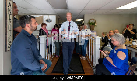 Salem, New Hampshire, USA. 05 Sep, 2019. Candidat démocrate à la présidence, TOM STEYER, est titulaire d'un hôtel de ville de gîte rural de grillage. Crédit : Brian Cahn/ZUMA/Alamy Fil Live News Banque D'Images