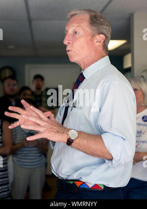 Salem, New Hampshire, USA. 05 Sep, 2019. Candidat démocrate à la présidence, TOM STEYER, est titulaire d'un hôtel de ville de gîte rural de grillage. Crédit : Brian Cahn/ZUMA/Alamy Fil Live News Banque D'Images