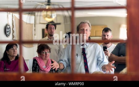 Salem, New Hampshire, USA. 05 Sep, 2019. Candidat démocrate à la présidence, TOM STEYER, est titulaire d'un hôtel de ville de gîte rural de grillage. Crédit : Brian Cahn/ZUMA/Alamy Fil Live News Banque D'Images