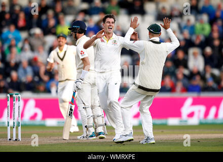 Pat l'Australie célèbre Cummins en tenant le guichet de l'Angleterre de la Joe Denly, capturé par Matthew Wade, pendant deux jours de la quatrième épreuve à cendres Unis Old Trafford, Manchester. Banque D'Images