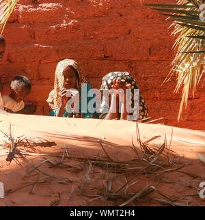 Portrait de Toubou, ou Tubu femme - 10 novembre 2018 Demi village à Fada, l'Ennedi, Tchad Banque D'Images