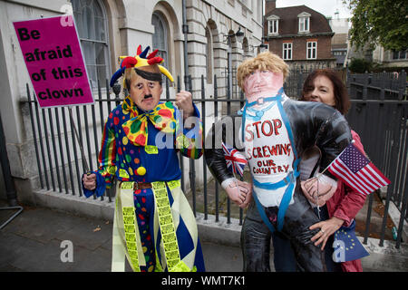 Brexit anti manifestant vêtu comme un clown version de Boris Johnson avec messages pour l'arrêt d'un Brexit, arrêter le coup d'état et la démocratie en Pro Westminster le jour après que le Parlement a voté pour prendre le contrôle des travaux parlementaires et avant un vote sur un projet de loi pour empêcher la sortie de l'UE Royaume-uni sans un accord à la fin du mois d'octobre, le 4 septembre 2019 à Londres, Angleterre, Royaume-Uni. Hier, le premier ministre Boris Johnson a fait face à une épreuve de force après qu'il a menacé les députés conservateurs rebelles qui ont voté contre lui avec l'abandon, et a juré de viser à une élection générale si les députés réussir dans une tentative de prendre cont Banque D'Images