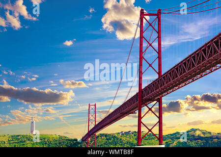 Photographie panoramique du pont de 25 de Abril dans le Ville de Lisbonne au-dessus de la rivière Tajo.paysage de Lisbonne au coucher du soleil Banque D'Images