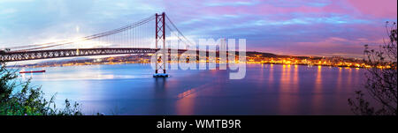 Photographie panoramique du pont de 25 de Abril dans le Ville de Lisbonne au-dessus de la rivière Tajo.paysage de Lisbonne au coucher du soleil Banque D'Images