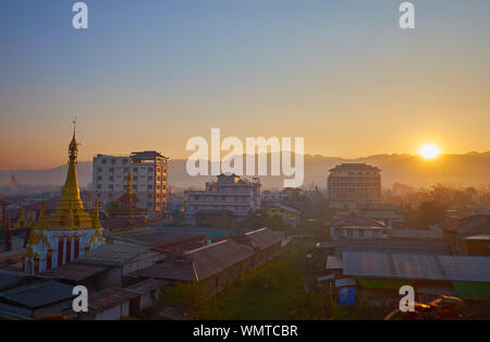 Le plus sunsrise Nyaungshwe resort avec vue sur des hôtels modernes, de montagnes et de la Pagode d'or Tain Nan, Myanmar Banque D'Images