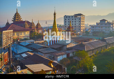 Profitez de la vue de dessus sur Tain Nan avec golden Pagoda parapluie hti et Tain Nan sculpté avec monastère en plusieurs étapes pyathat Nyaungshwe, toit, Myanmar Banque D'Images