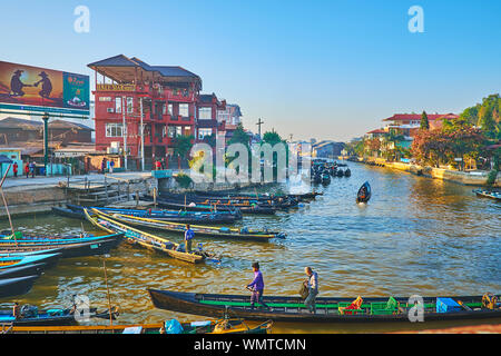 NYAUNGSHWE, MYANMAR - février 20, 2018 : La vue depuis le pont sur canal avec de nombreux canots de pêcheurs locaux, proposant des voyages au lac Inle, sur Fe Banque D'Images