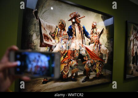 Lima, Pérou. 08Th Sep 2019. Un portrait de villageois habillés en costumes traditionnels à l'officier de pont pendant l'exposition du musée de Lima.Mario Testino exposition 'Alta Moda' est issue d'un projet de cinq ans qui étudie à la fois les traditions péruviennes et l'histoire de la photographie à l'officier museum à Lima. Credit : SOPA/Alamy Images Limited Live News Banque D'Images