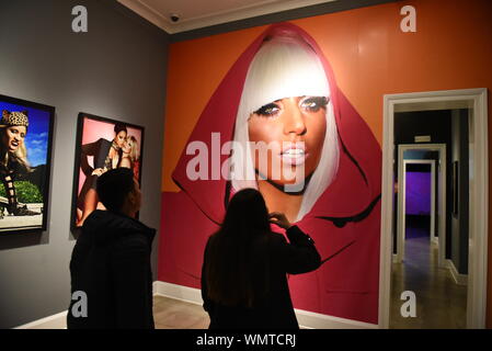 Lima, Pérou. 08Th Sep 2019. Un portrait de Lady Gaga à l'officier museum lors de l'exposition à Lima.Mario Testino exposition 'Alta Moda' est issue d'un projet de cinq ans qui étudie à la fois les traditions péruviennes et l'histoire de la photographie à l'officier museum à Lima. Credit : SOPA/Alamy Images Limited Live News Banque D'Images