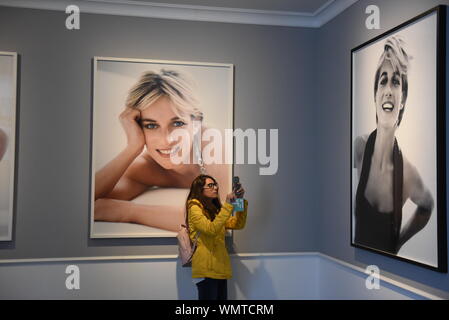 Lima, Pérou. 08Th Sep 2019. Une femme prend des photos à l'officier museum lors de l'exposition à Lima.Mario Testino exposition 'Alta Moda' est issue d'un projet de cinq ans qui étudie à la fois les traditions péruviennes et l'histoire de la photographie à l'officier museum à Lima. Credit : SOPA/Alamy Images Limited Live News Banque D'Images