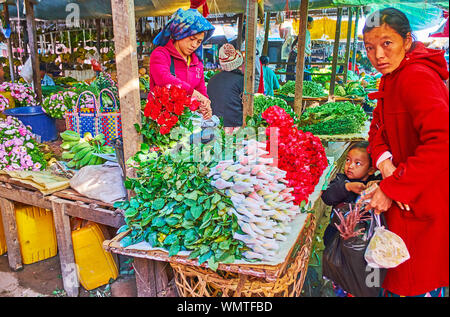 NYAUNGSHWE, MYANMAR - février 20, 2018 : Les clients de choisir des fleurs à Mingalar Market stall, le 20 février à Nyaungshwe Banque D'Images