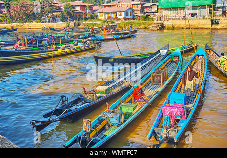 NYAUNGSHWE, MYANMAR - février 20, 2018 : Les plaisanciers dans leurs kayaks, mored dans port du village touristique, le 20 février à Nyaungshwe Banque D'Images