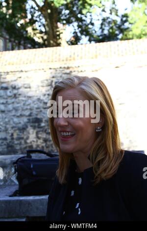 SARAH-JANE MEE À COLLEGE GREEN, Westminster, Londres, Royaume-Uni le 5e septembre 2019. SKY NEWS. SKY NEWS PRESENTER. SKY NEWS ANCHOR. Les radiodiffuseurs. Les journalistes. Les journalistes britanniques. Programme SUNRISE. SKY Television. Sarah Jane mee. Banque D'Images