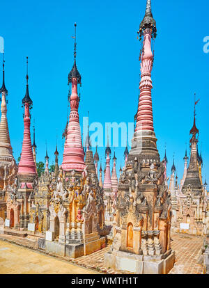 Certains des anciens stupas dans Pagodasarchaeological site Kakku sont restaurées et décorées avec des cônes et stuc mauve hti de faîtage, Myanmar Banque D'Images