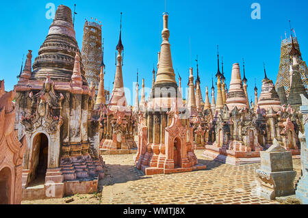 Se perdre dans le labyrinthe des stupas mauve ancinet, préservés dans les pagodes, site Kakku situé sur Pa-Oh motifs, Myanmar Banque D'Images