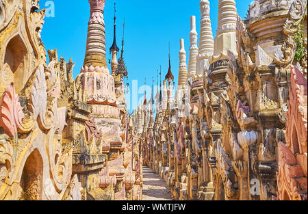 La ligne dense de l'inhumation stupas, richement décorés de reliefs en stuc et scultpures, situé dans les pagodes Myanmar Kakku site, Banque D'Images