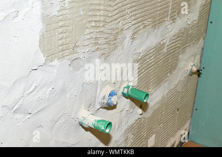 Les tuyaux d'eau nouvellement installé dans un mur au cours de travaux de rénovation dans un appartement Banque D'Images