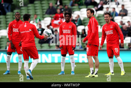 Le suisse François Moubandje (au centre) pendant le préchauffage avant l'UEFA Euro 2020 Groupe d match de qualification à l'Aviva Stadium de Dublin. Banque D'Images