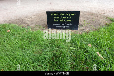 Une affiche qui dit ne pas marcher sur l'herbe en français et anglais Banque D'Images