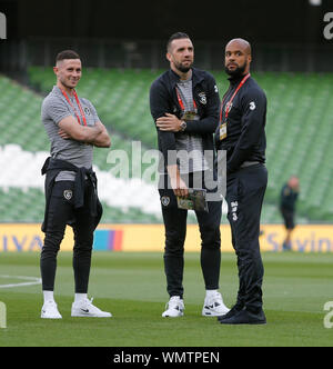 Dublin, Irlande. 5 septembre 2019 ; Aviva Stadium de Dublin, Leinster, Irlande ; European Championships 2020 Qualificatif, l'Irlande et la Suisse ; Rep de l'Irlande les joueurs Alan Browne, Shane Duffy et David McGoldrick rechercher sur les stands - éditorial uniquement. Credit : Action Plus Sport Images/Alamy Live News Banque D'Images