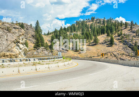 Virage serré de la route de montagne dans la vallée de l'Okanagan, en Colombie-Britannique. Banque D'Images